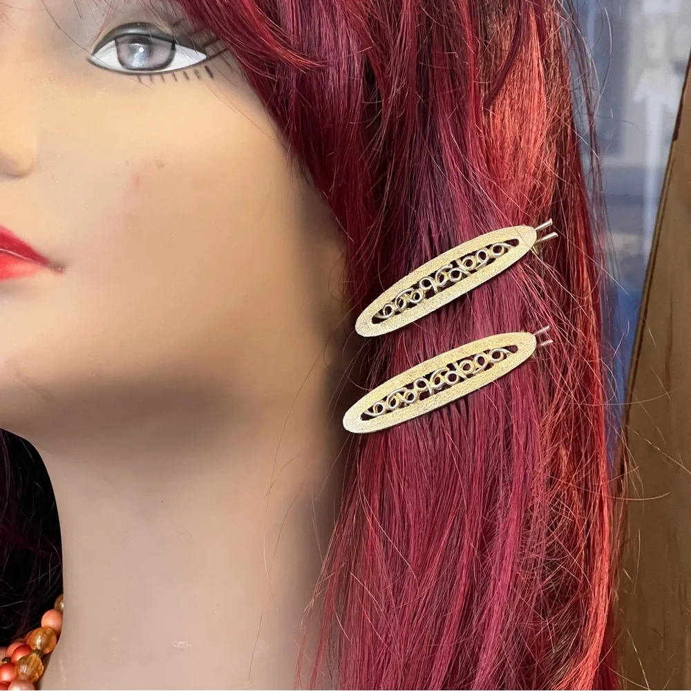Pair of Vintage Golden Hair Clips with Intricate Design - Picture 11 of 13